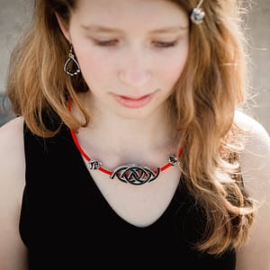 dívka s upcyklovaným náhrdelníkem a náušnicemi - černé barvy