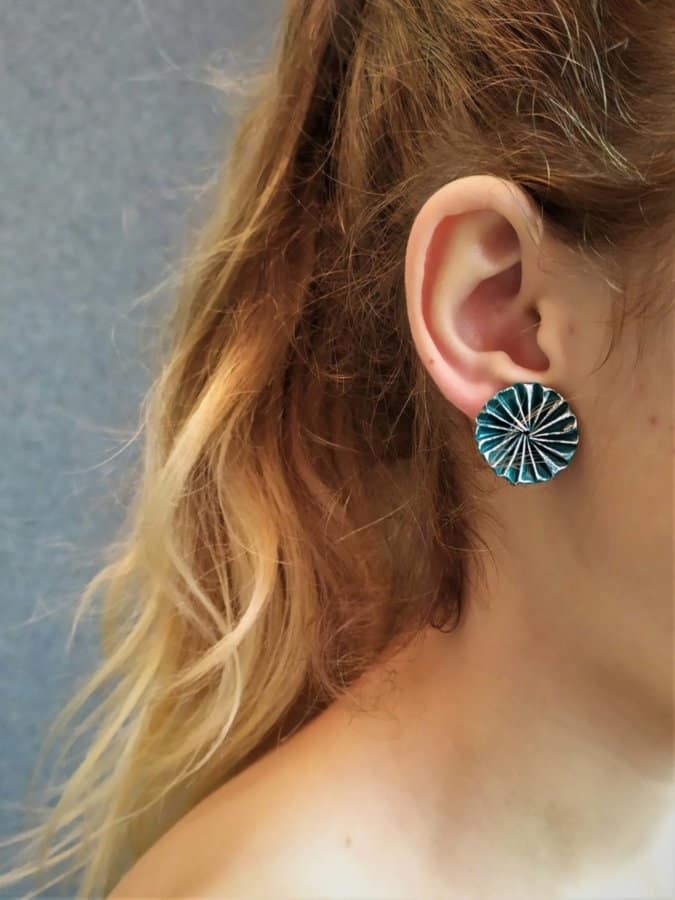 náušnice klipsny z blízka