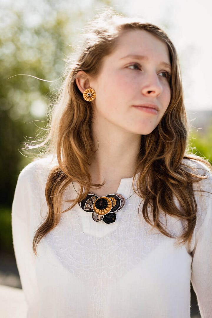 dívka s romantickým náhrdelníkem z kolekce Ella upcyklovaných šperků